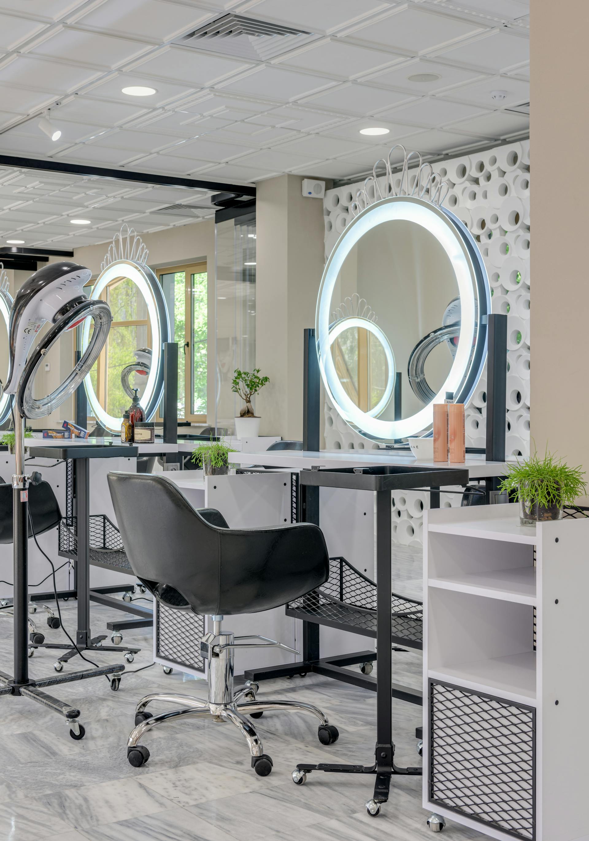 Intérieur du salon, miroirs éclairés et lumière naturelle